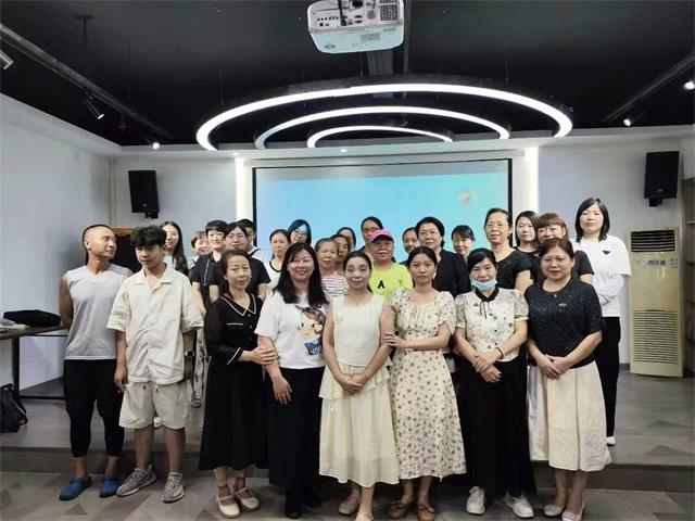 郑州汇爱社工特邀台湾台中市亚斯伯格症肯纳症协进会创会理事长陈习珍女士、台湾特教专家张如凤女士以及钢琴公主刘梦缘女士阿斯伯格家庭养育问题专家讲座